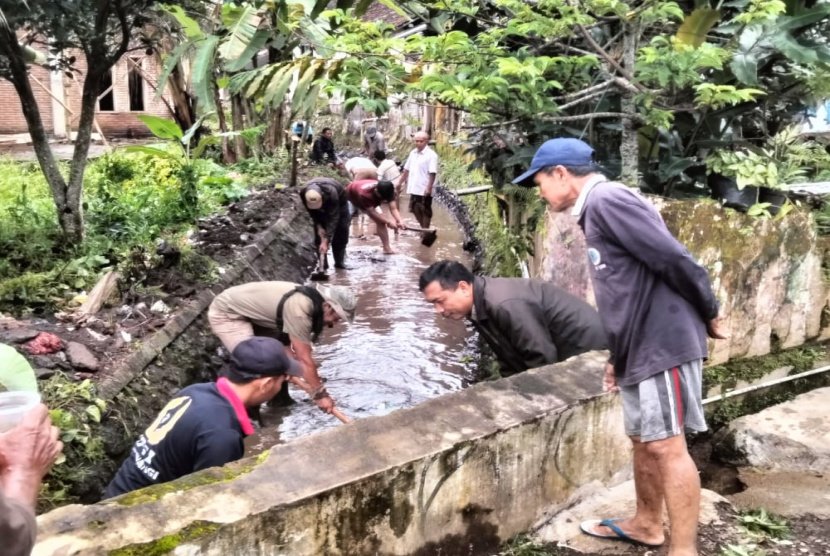 Antisipasi Banjir Terulang, Anggota DPRD Banyuwangi Bersama Warga Bersihkan Gorong-gorong