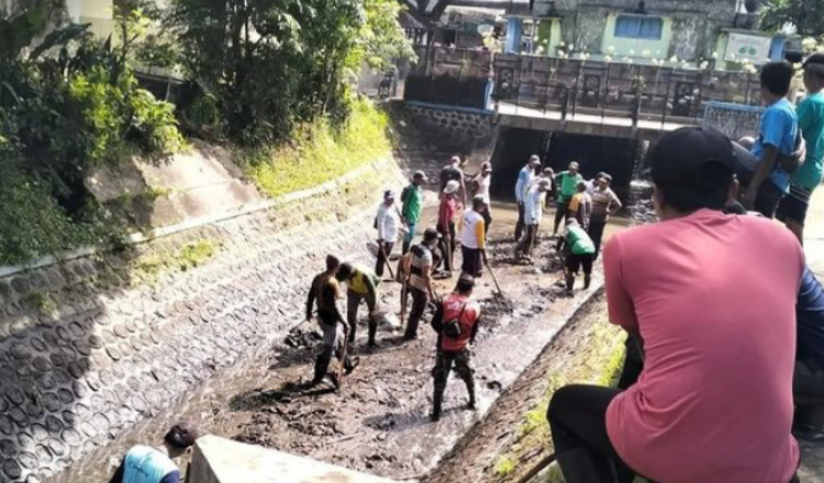Keruk Sendimen Jaga Kelancaran Saluran Air 
