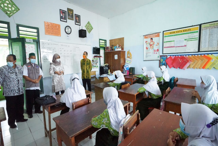 Tingkatkan Kualitas Pendidikan Melalui Semangat Gotong Rotong
