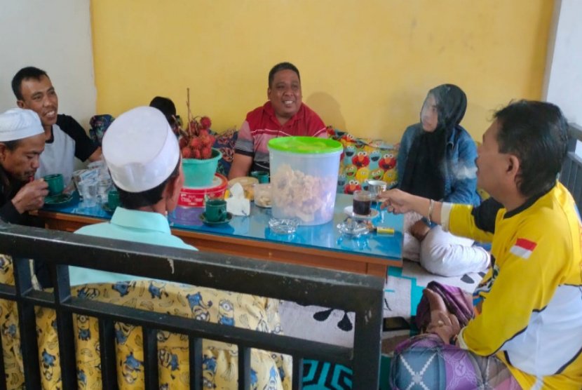 Prihatin Kandang Terbakar, Wakil Pimpinan DPRD Banyuwangi Bantu Korban