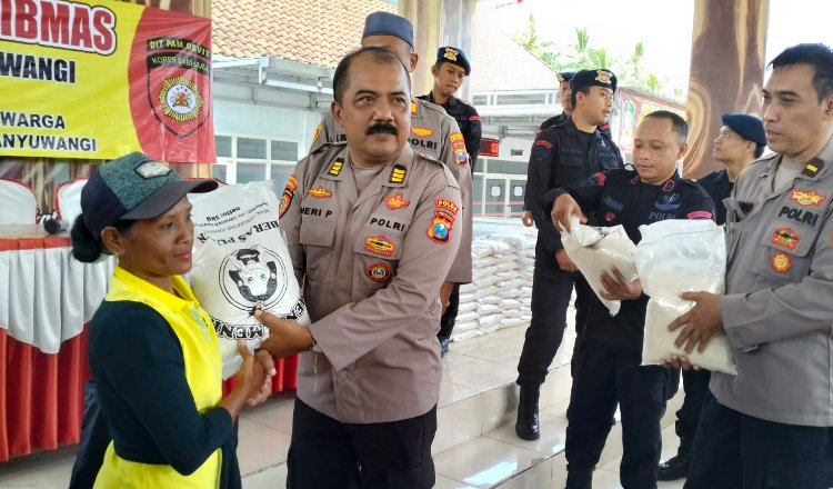 Fokus Kesejahteraan Masyarakat Tambang, Ditpamobvit Jatim dan PT BSI Bagikan Paket Sembako