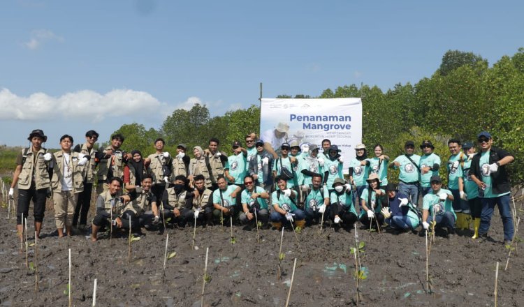 Aksi Penanaman Mangrove oleh PT BSI Libatkan Puluhan Warga dan Aparat Desa Kedungasri