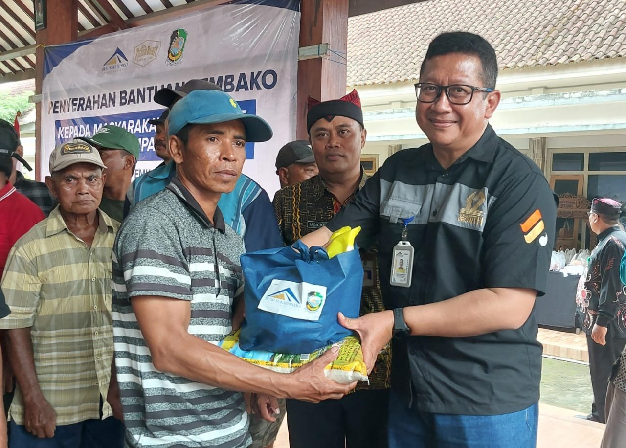 Warga Sukamade Bersyukur Dapat Bantuan Sembako dan Komitmen Infrastruktur dari Pemkab dan PT BSI